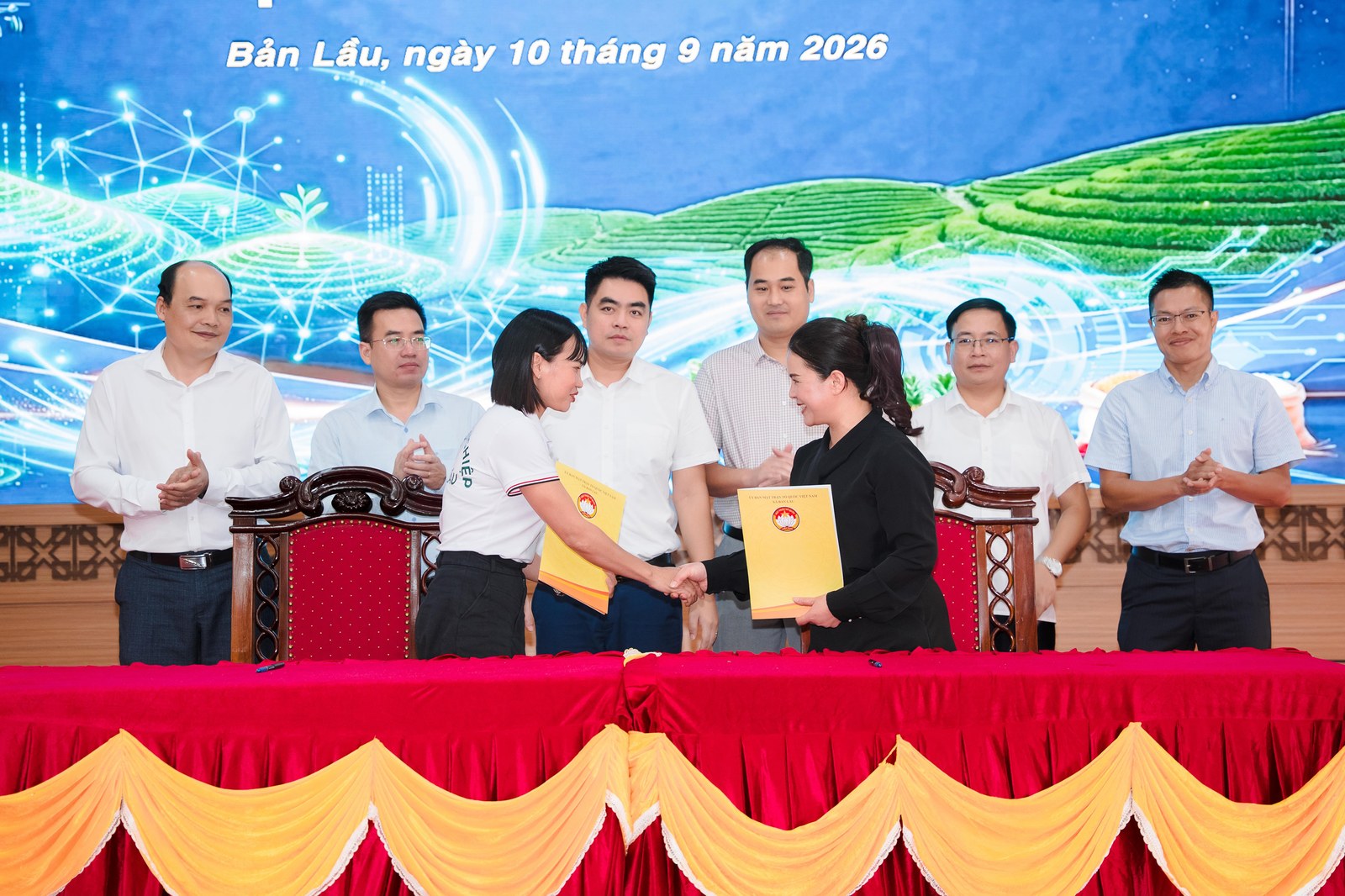Trao văn bản hợp tác đã ký kết