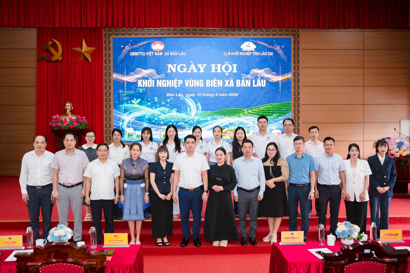 Lãnh đạo địa phương và đại biểu chụp ảnh lưu niệm