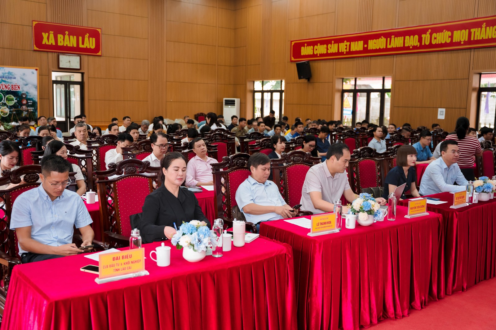 Các đại biểu tham dự tại hội trường